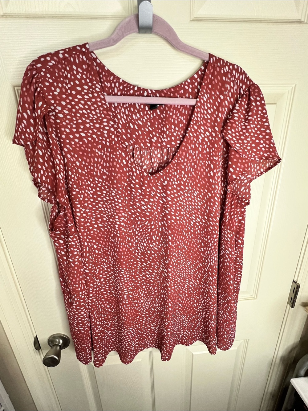 torrid Redish Dot Print V-Neck Flutter Sleeve Topper  Sz 26/28